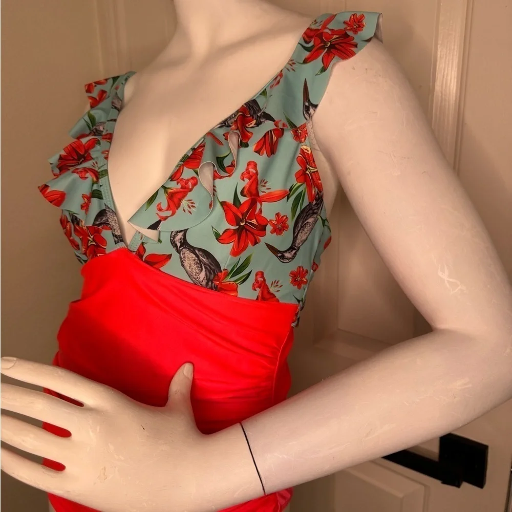 Unbranded Floral V-Neck Swimsuit Size Medium.